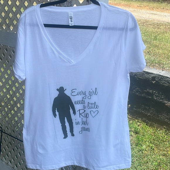 Yellowstone Tshirt - Picture 4 of 4